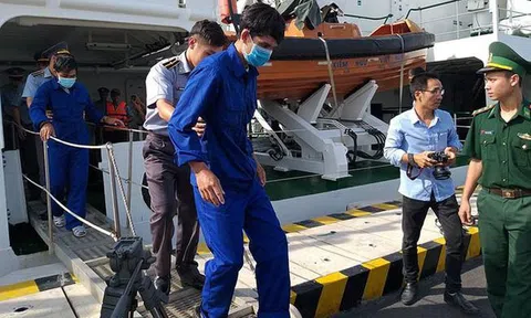 3 thuyền viên kể lại 50 giờ ôm ván lênh đênh trong bão số 9